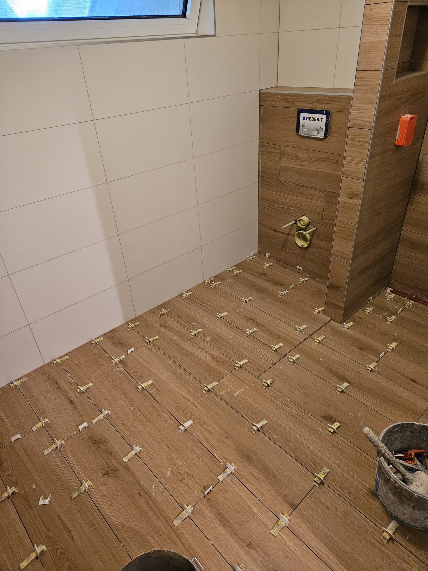 Toilet betegeld met lichte wandtegels door Tegelbedrijf J.F. van den Oetelaar