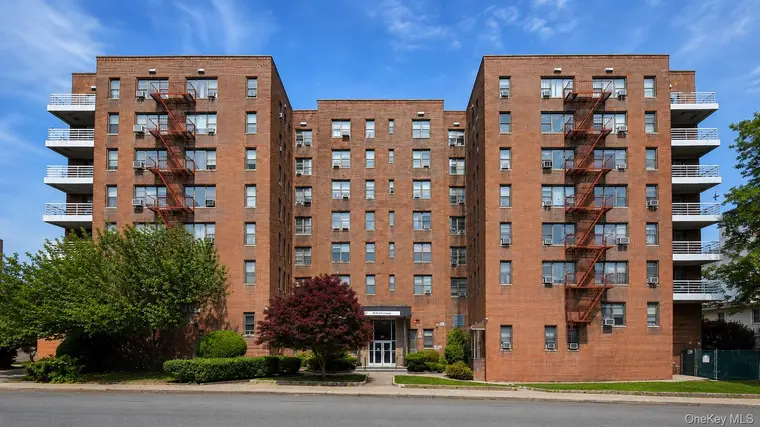 Property photo: 11 Bronx River Road, Unit 1M, Yonkers, NY 10704