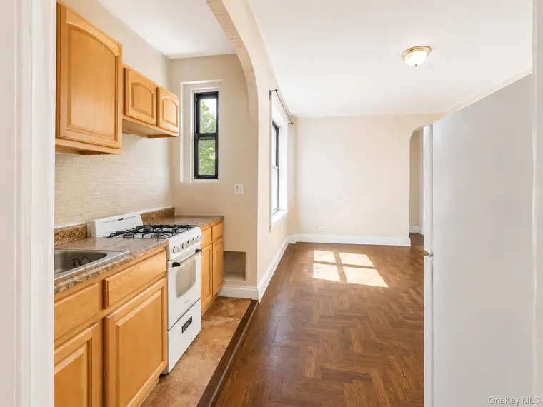 Property photo: 700 Oakland Place, Unit 5B, The Bronx, NY 10457