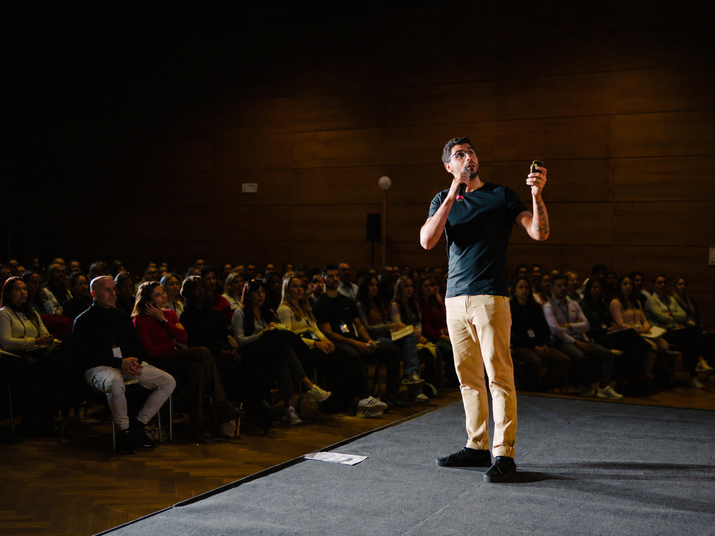 Álvaro Máximo dando una ponencia ante el público
