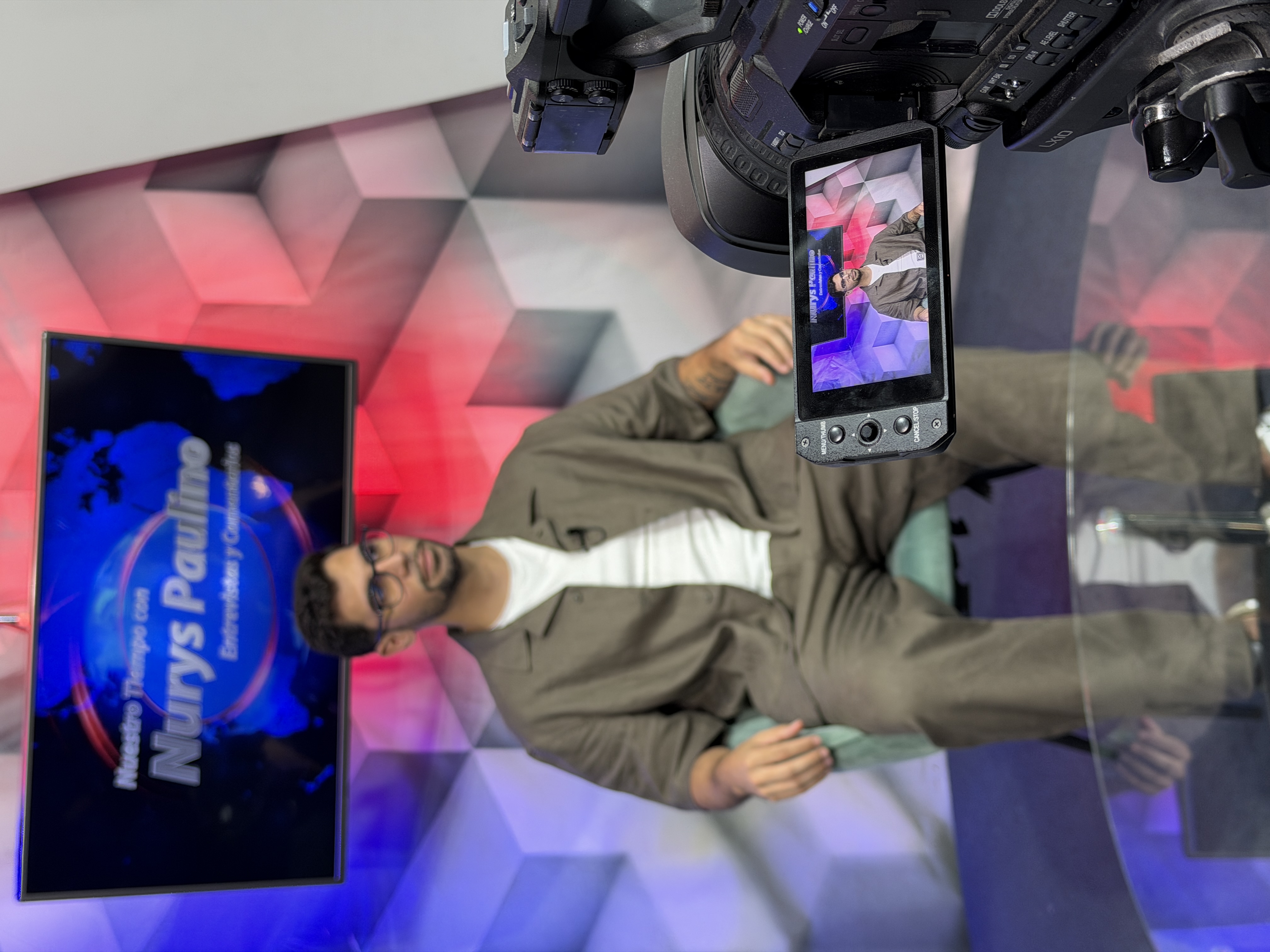 Álvaro Máximo en el plató del programa Nuestro Tiempo con Nurys Paulino