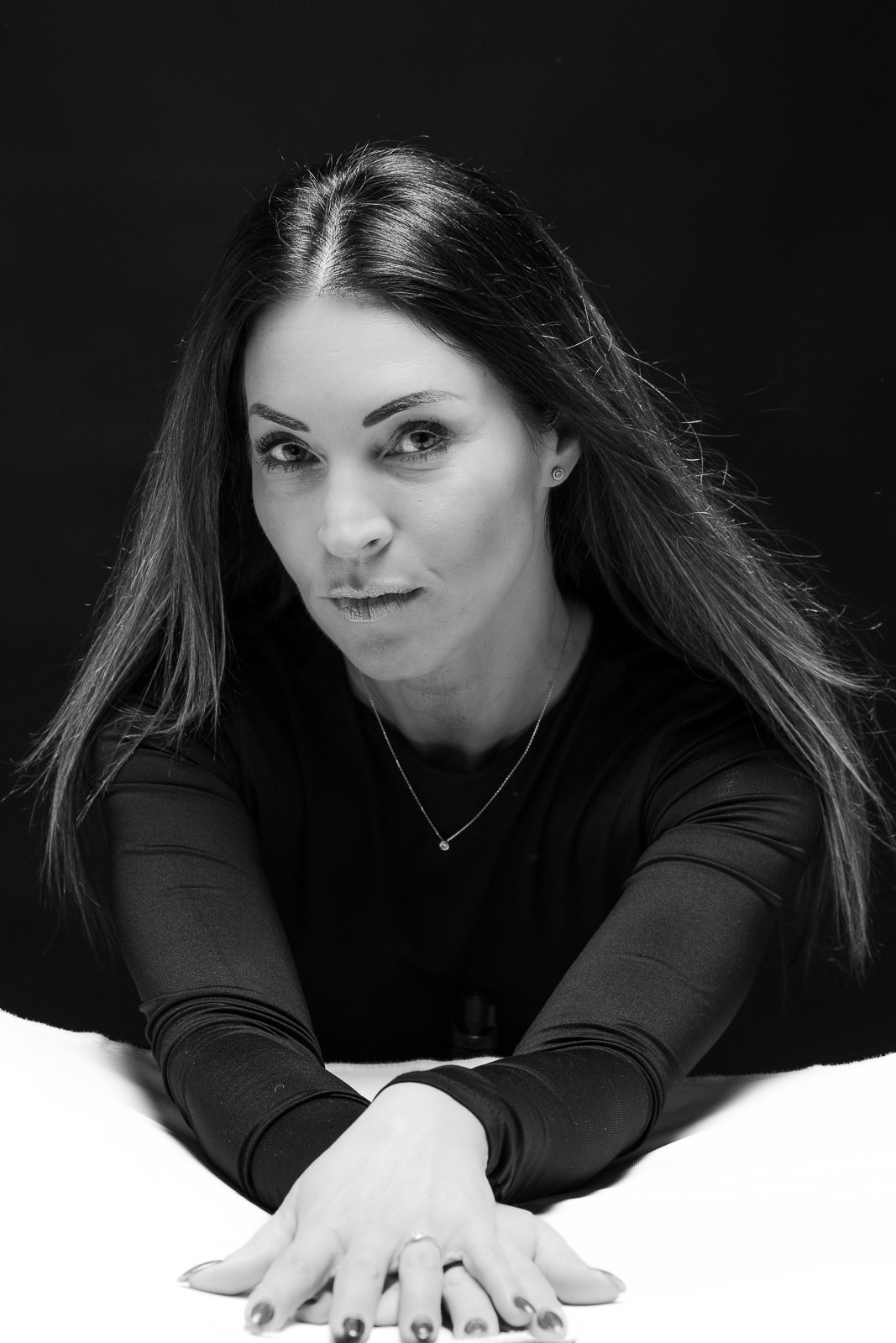 Ausdrucksstarkes Frauenportrait 40+ mit intensivem Blick und moderner Eleganz