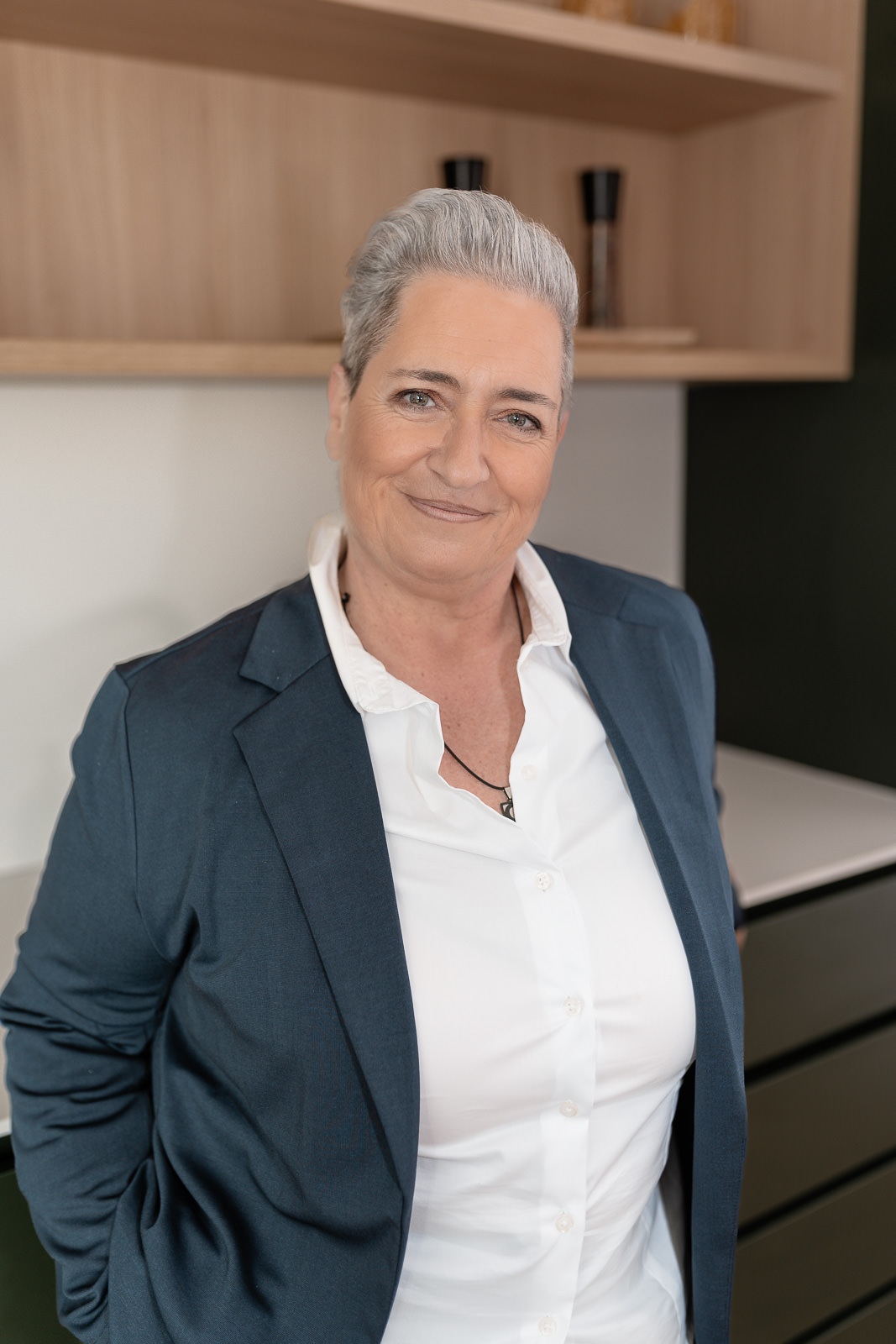 Authentisches Businessportrait einer Frau 40+ mit Vertrauen und Präsenz in moderner Küche