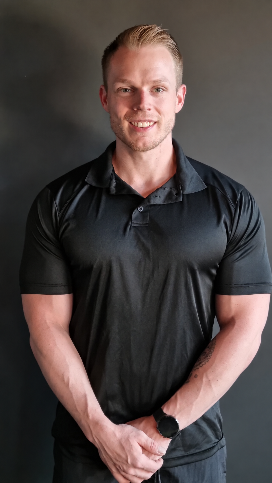 Sebastian Kreuzkamp – persönlicher Performance Coach im schwarzen Polo-Shirt