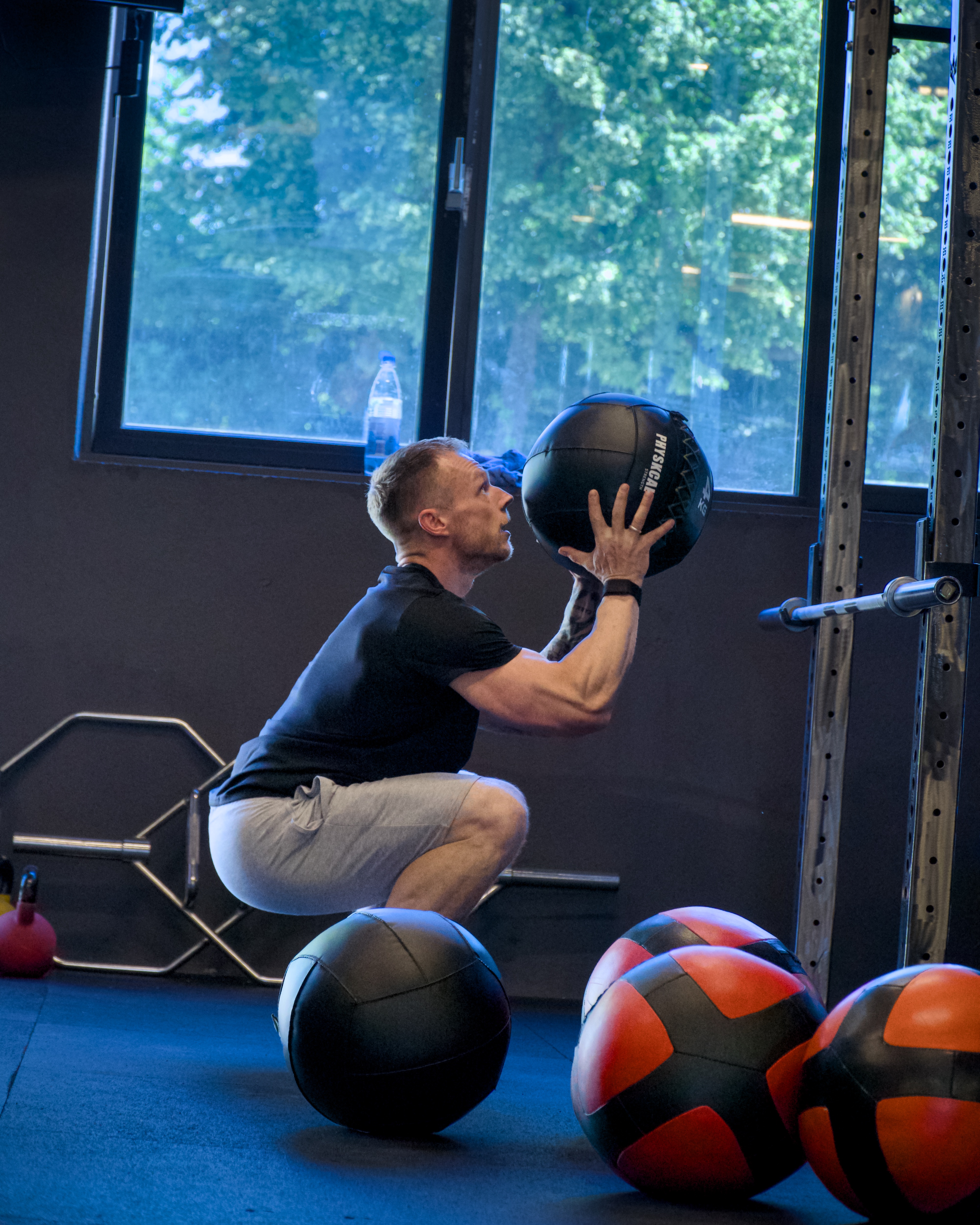 Sebastian Kreuzkamp beim funktionellen Training mit einem Medizinball