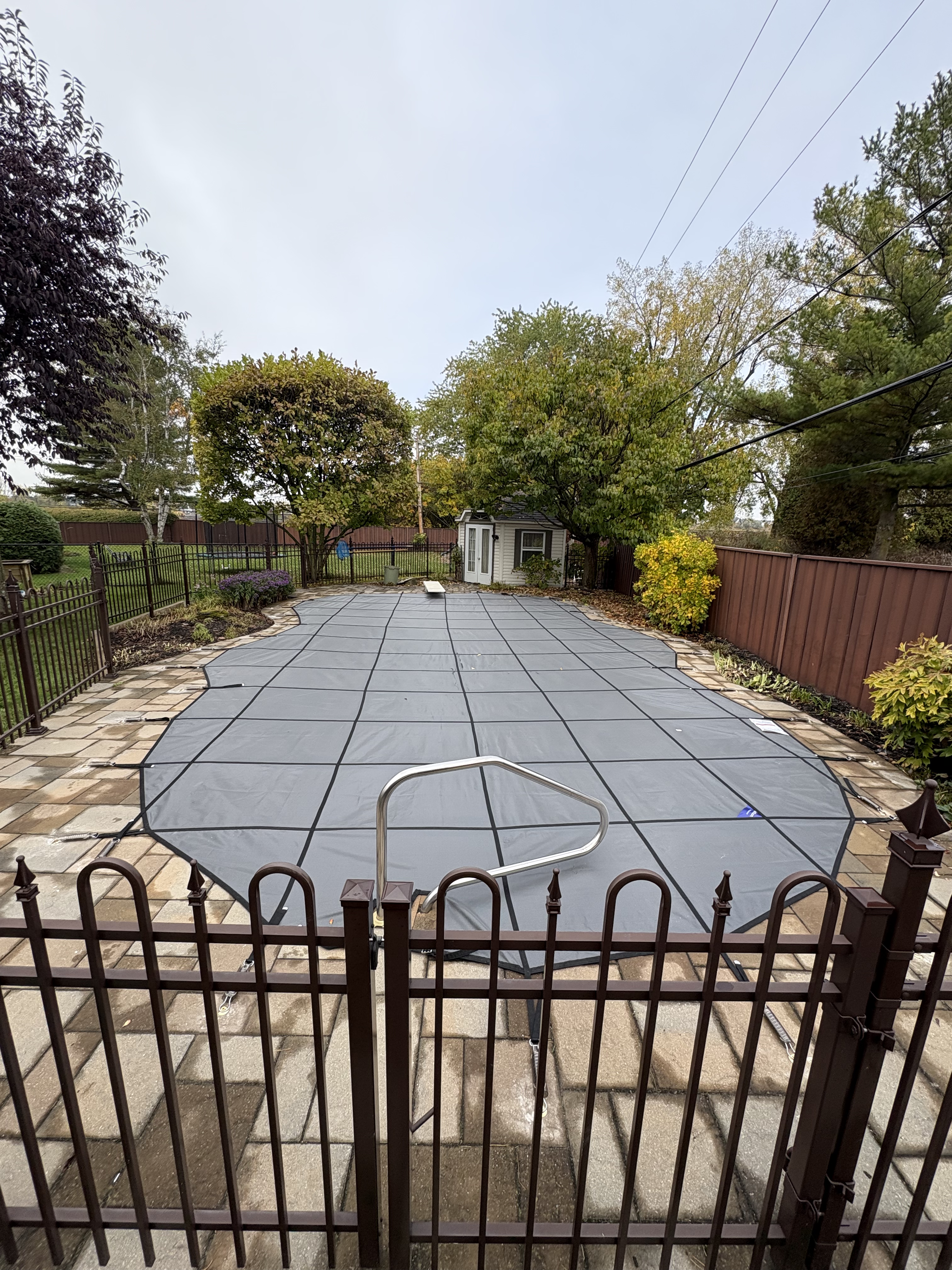 Retrait et installation de filet d'hiver pour piscine creusée