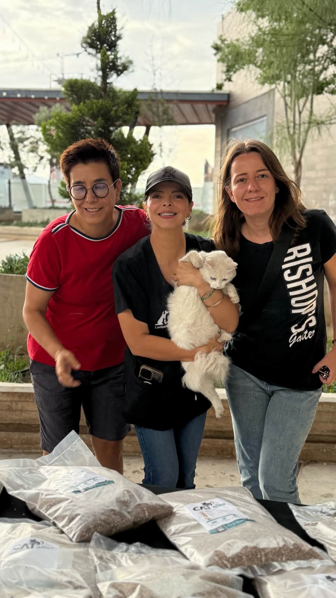 Equipo de la Fundación Esterilizados con un gato rescatado