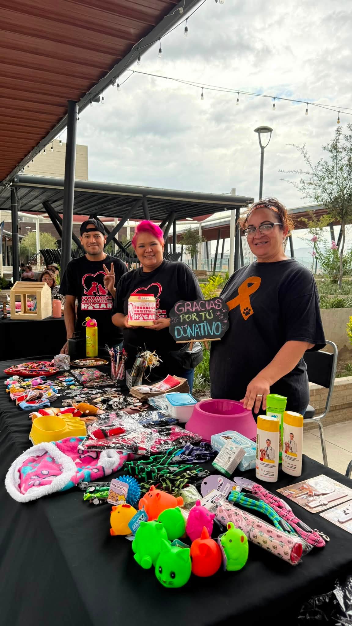 Voluntarios de la Fundación en un puesto de campaña con productos para mascotas