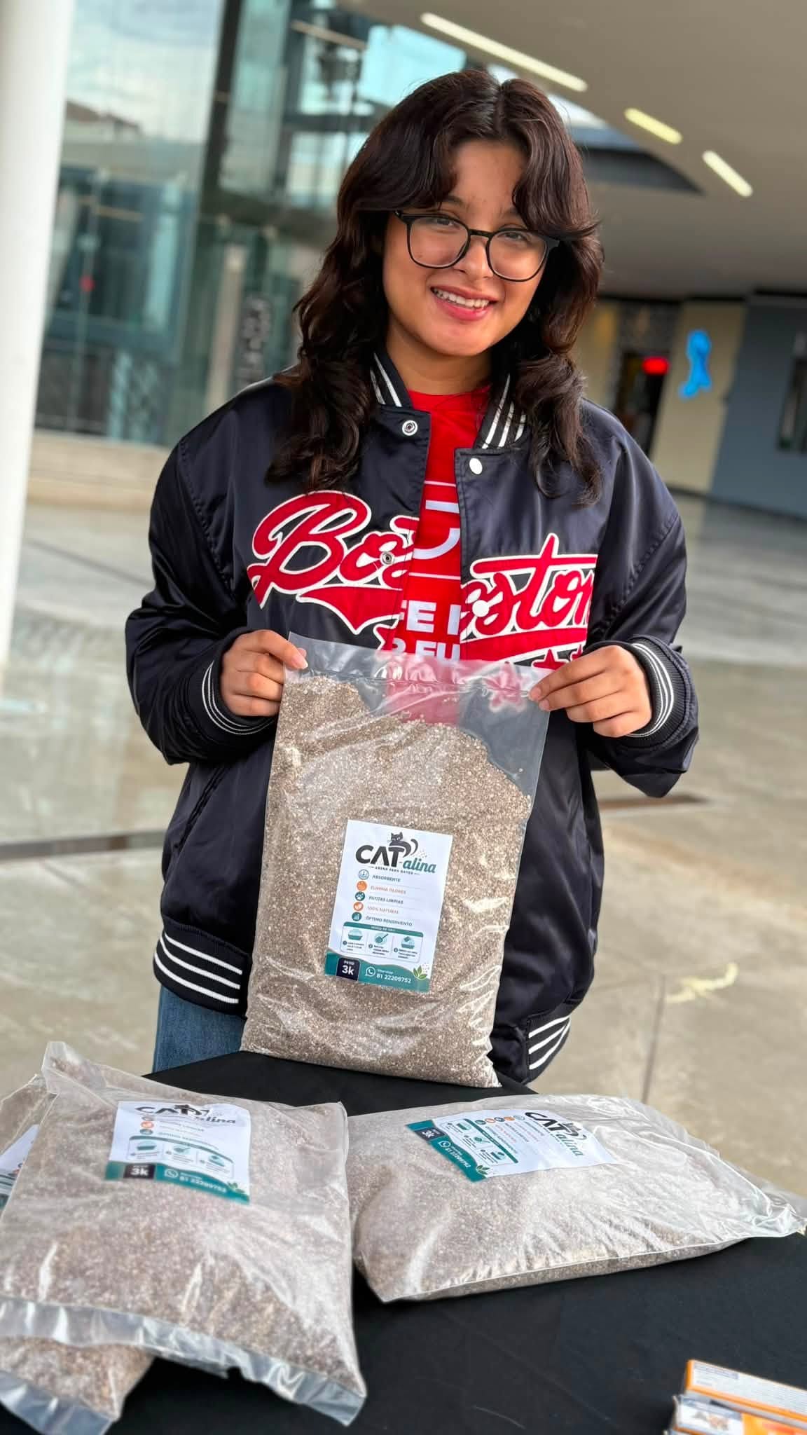 Voluntaria mostrando bolsas de arena CAT-alina de 3 kg en un evento