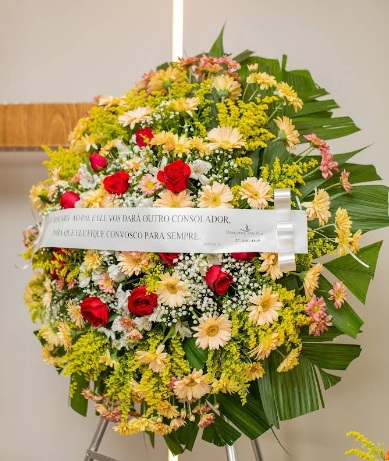 Coroa de flores e joias afetivas