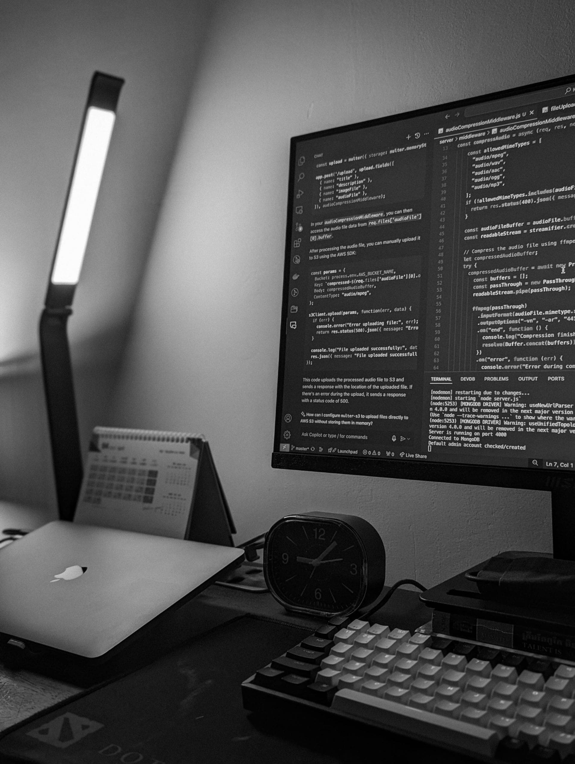 Moderner Arbeitsplatz für professionelle Webentwicklung und individuelle Unternehmenswebsites