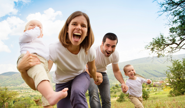 Padres de familia protegiendo el futuro financiero de sus hijos en USA