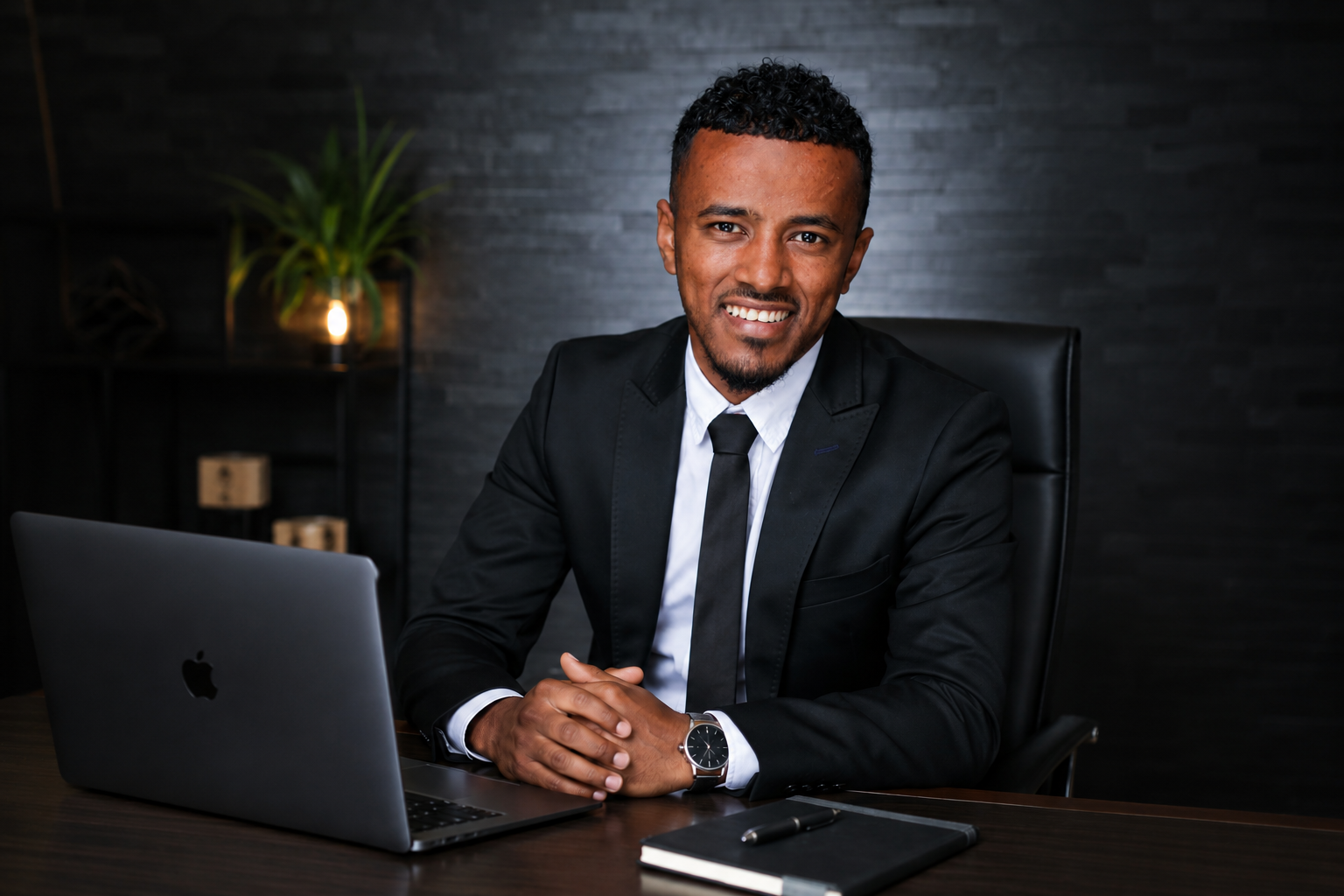 Abdalla Sufi, Gründer von Sufi Online Marketing, an seinem Arbeitsplatz