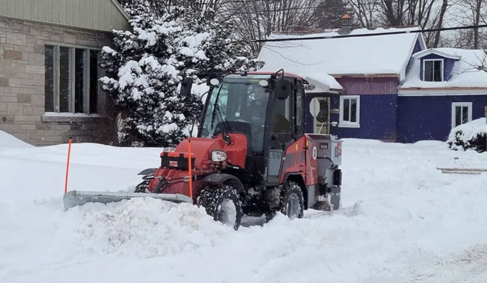 2025 | 4670MAX | HF ET VR | DÉNEIGEUSE À TROTTOIRS