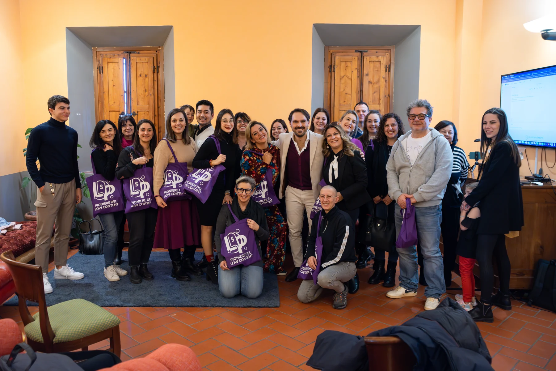 Lorenzo insieme ai partecipanti a un incontro della community LSP
