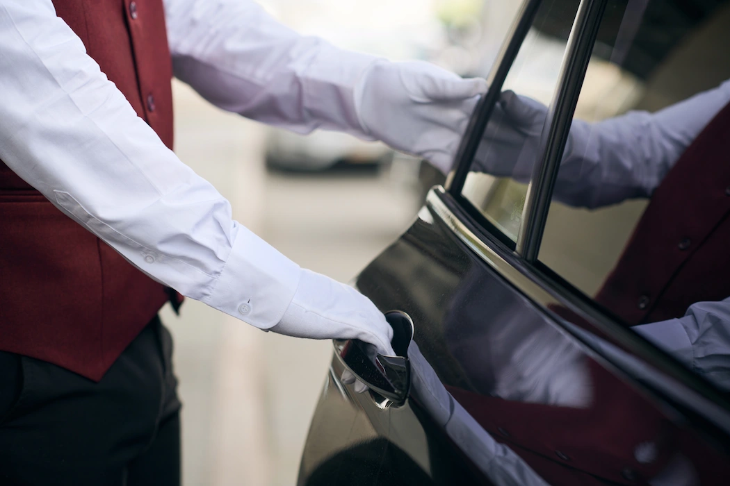 Valet and parking service using AELESTRA for vehicle information and automated customer notifications