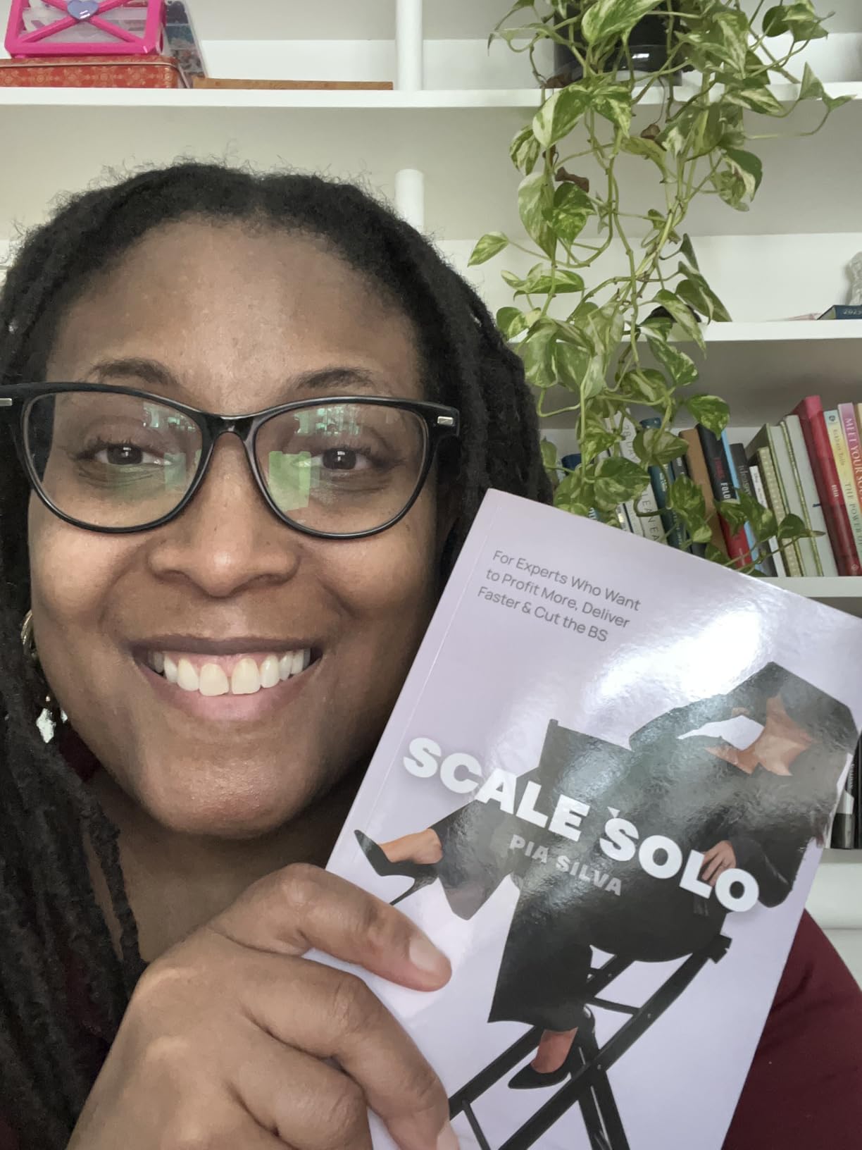 Reader holding Scale Solo
