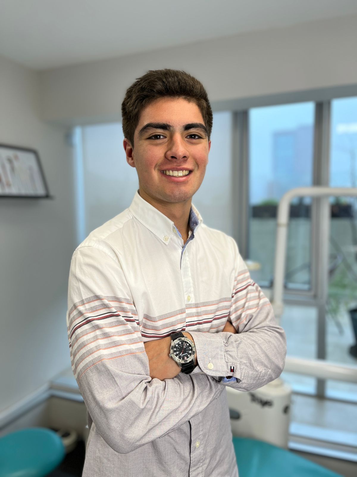Benjamín Navarrete, fundador de Helfen, de brazos cruzados en el box de una clínica dental