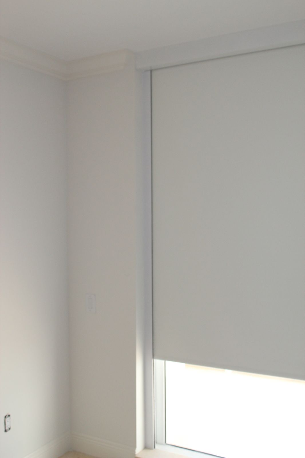 Blackout shade side channel detail