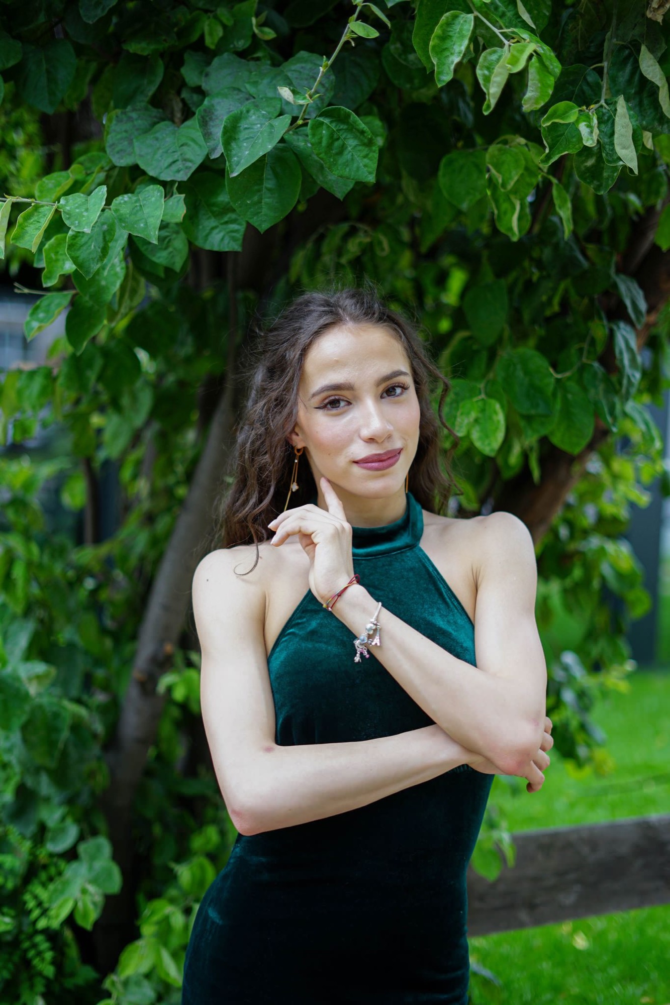 Абитуриентка в зелена рокля сред листа