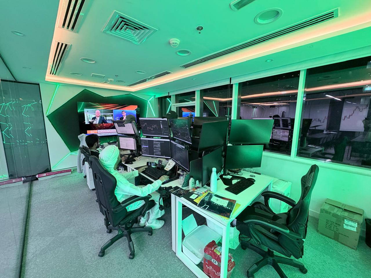 Members trading on the JLT floor