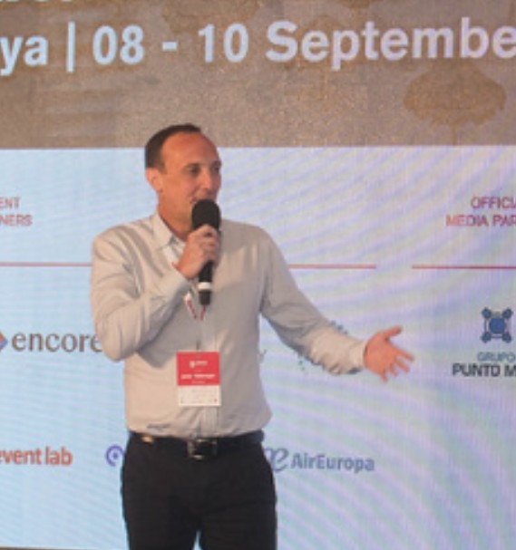 Presentación en escenario principal