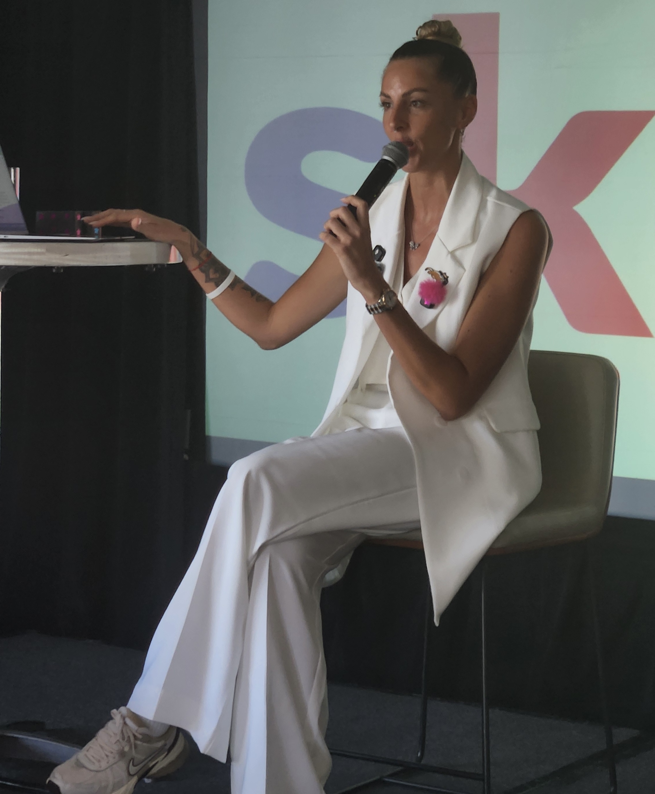 Consultora de agencias trabajando