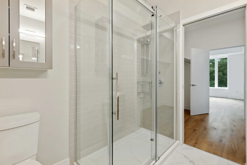 Frameless shower door installed by Vitrumus