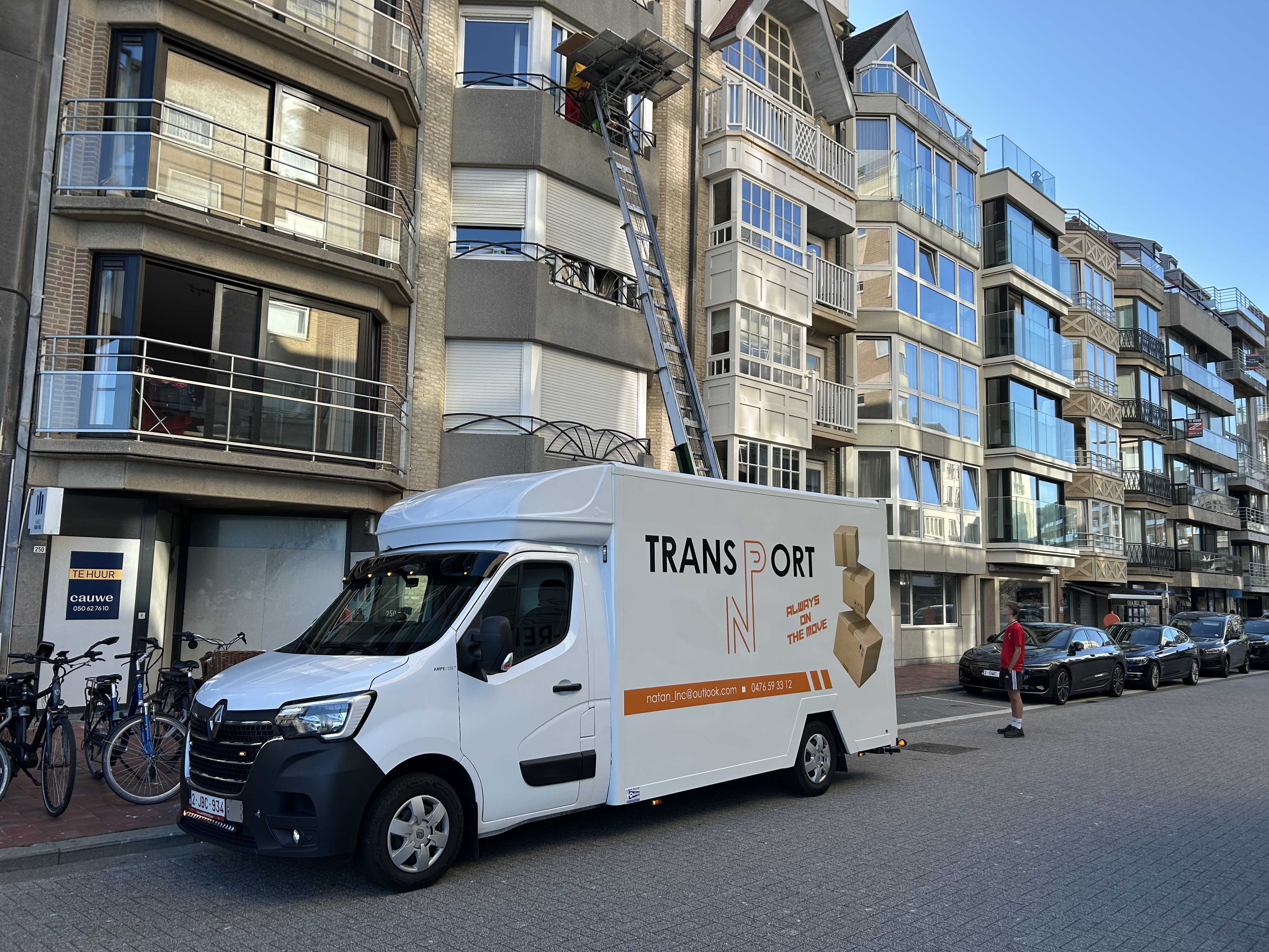 Bestelwagen van NP Transport bij een appartementsgebouw