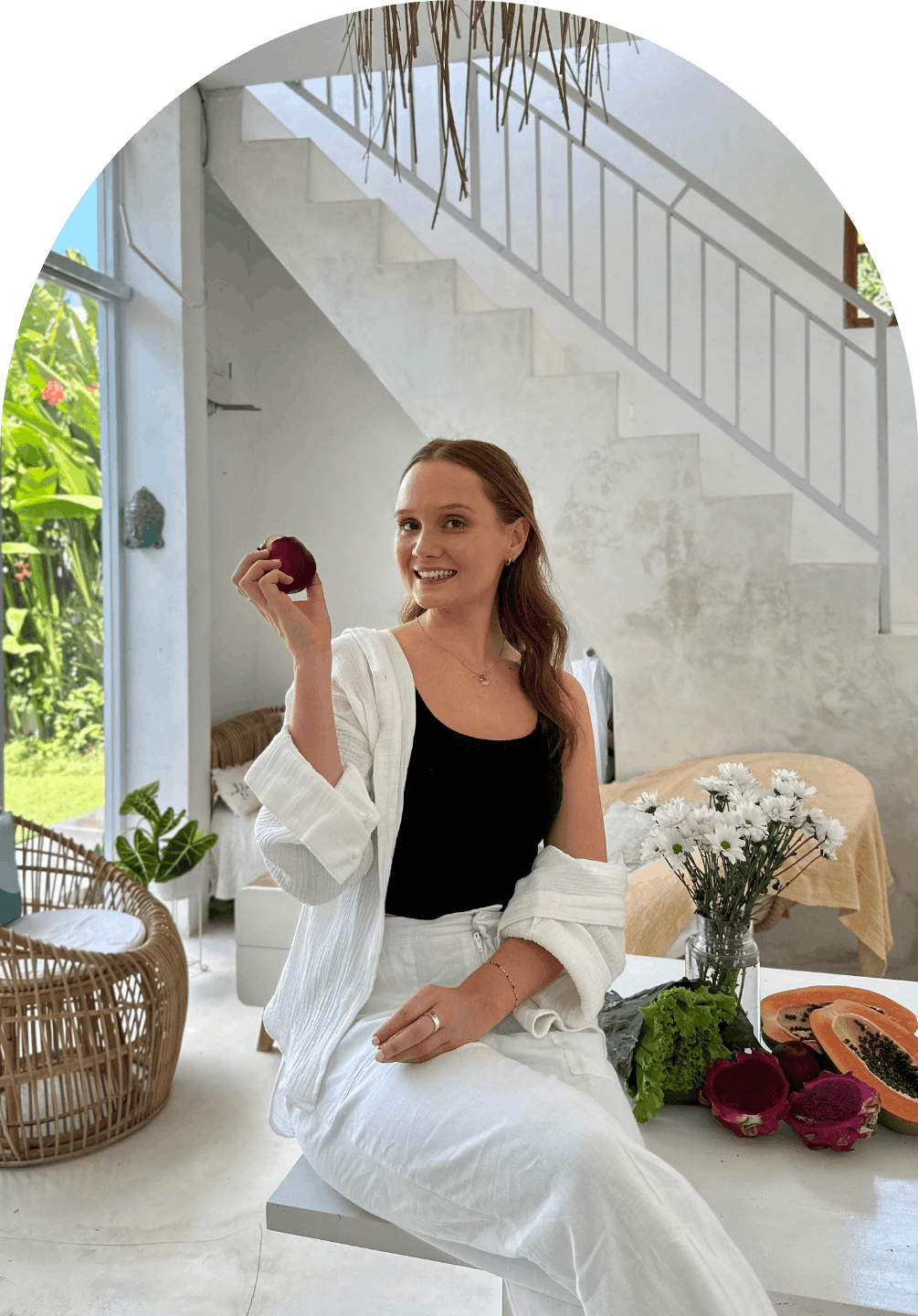 Leading binge eating specialist, Mikaela Schifferle, holding an apple