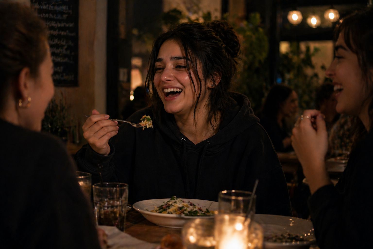 Women enjoying dinner with friends without binge thoughts