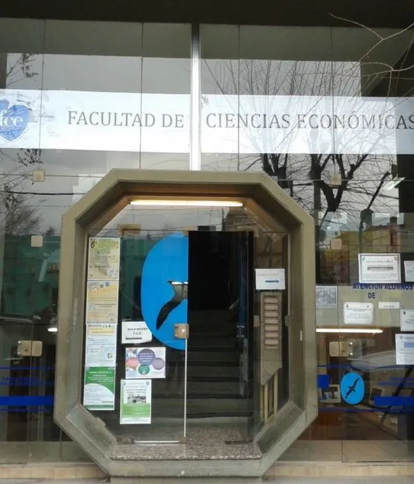 Entrada de la Facultad de Ciencias Económicas