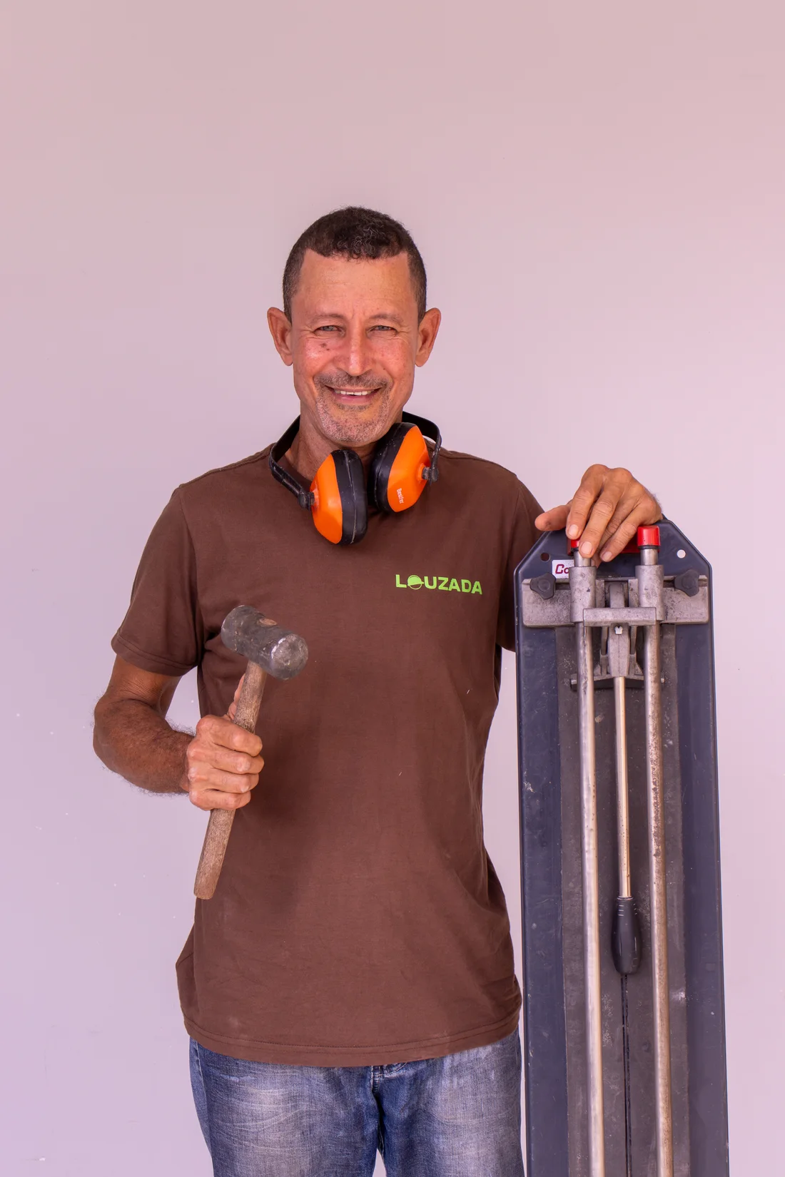 Carlos Louzada com ferramentas de trabalho