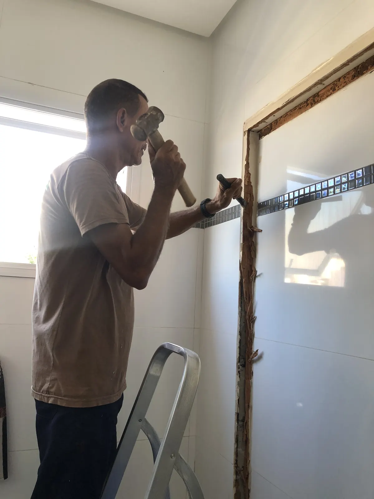 Acabamento manual de pedra para uma fachada