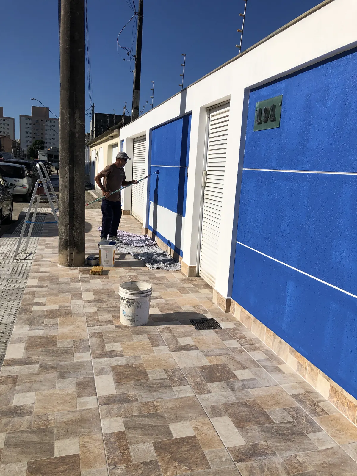 Equipe Louzada trabalhando em fachada residencial