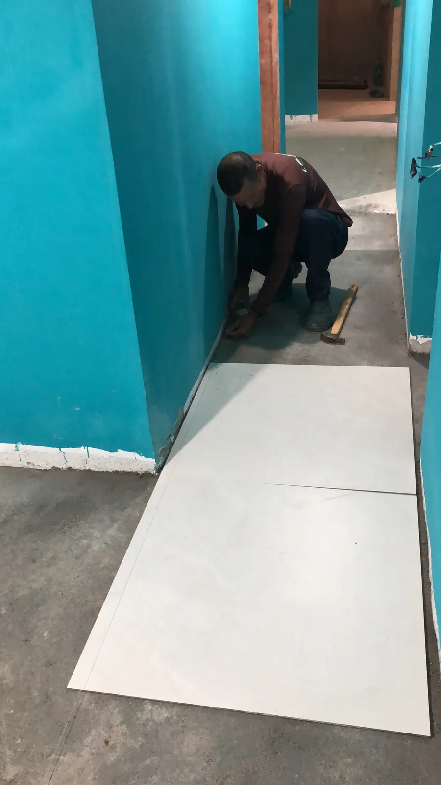 Porcelanato claro assentado em corredor residencial