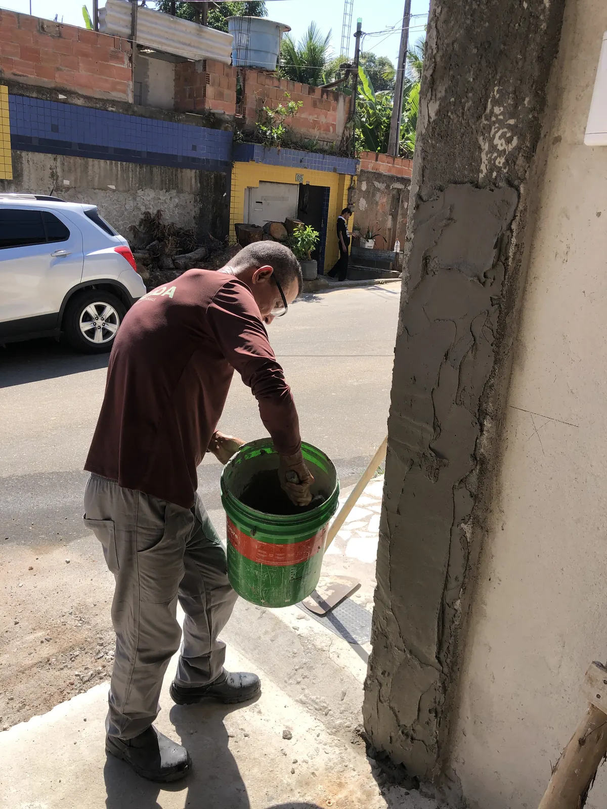 Equipe Louzada trabalhando junta em uma reforma