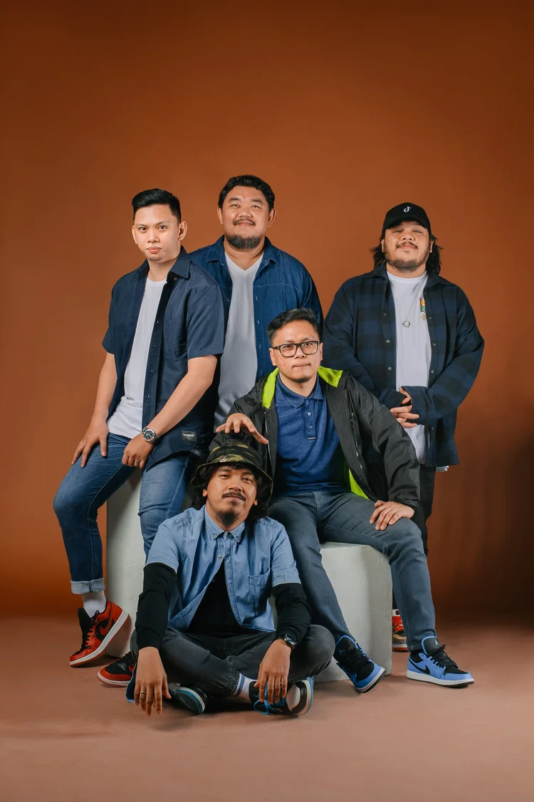 Mayonnaise performing live