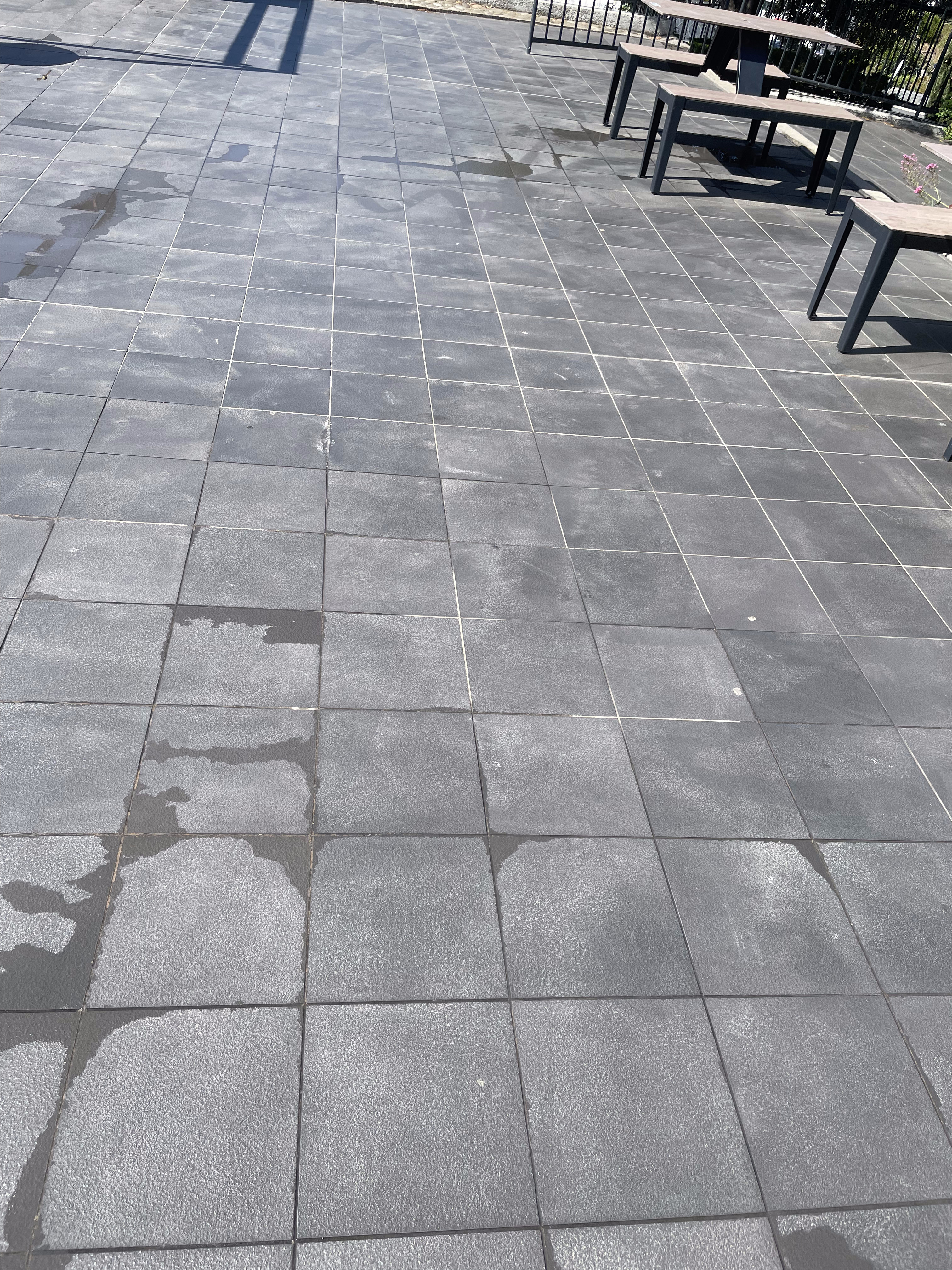 Nettoyage de terrasse carrelée à Marseille — avant