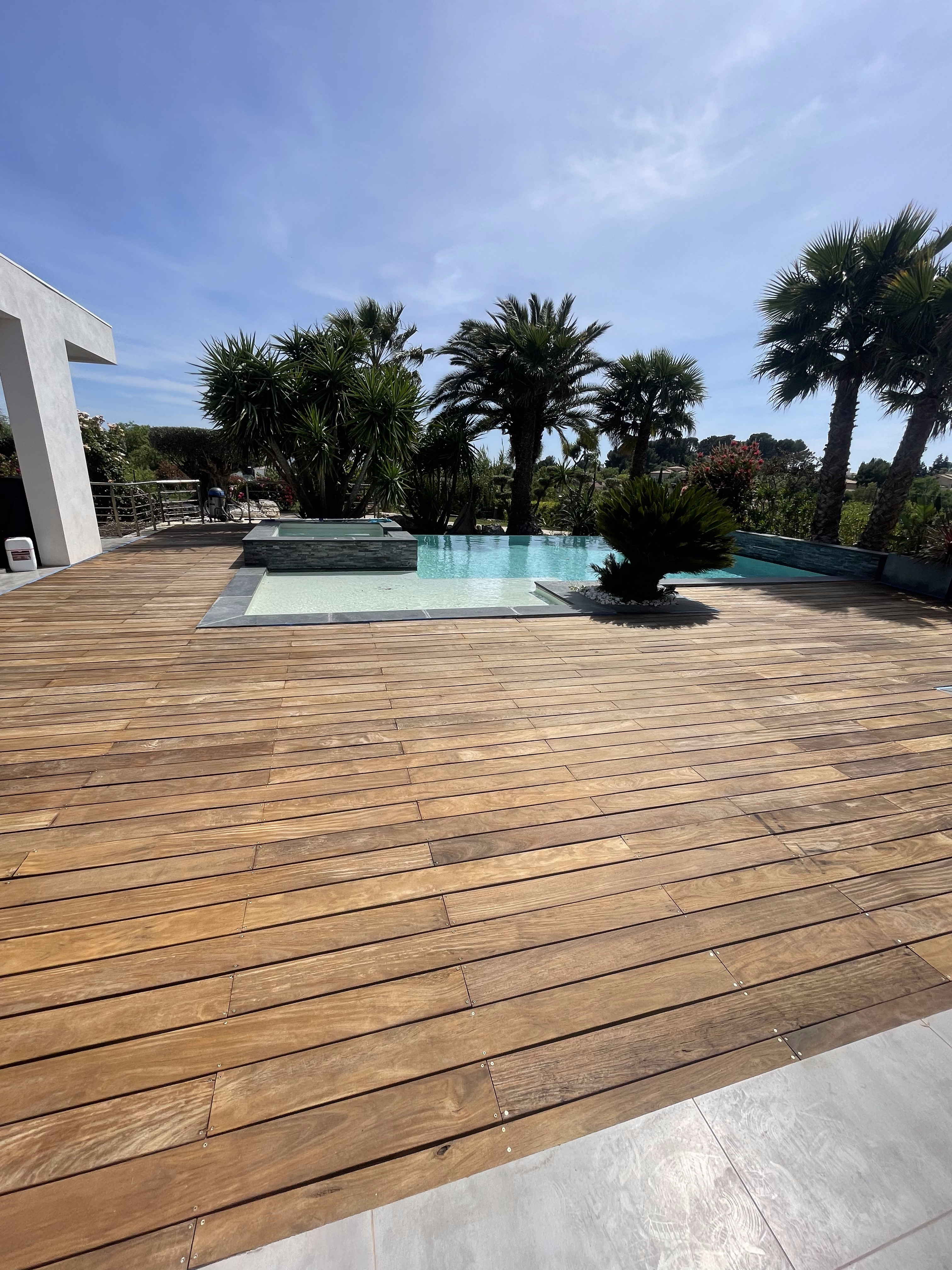 Terrasse bois autour de piscine — saturateur à Marseille — après