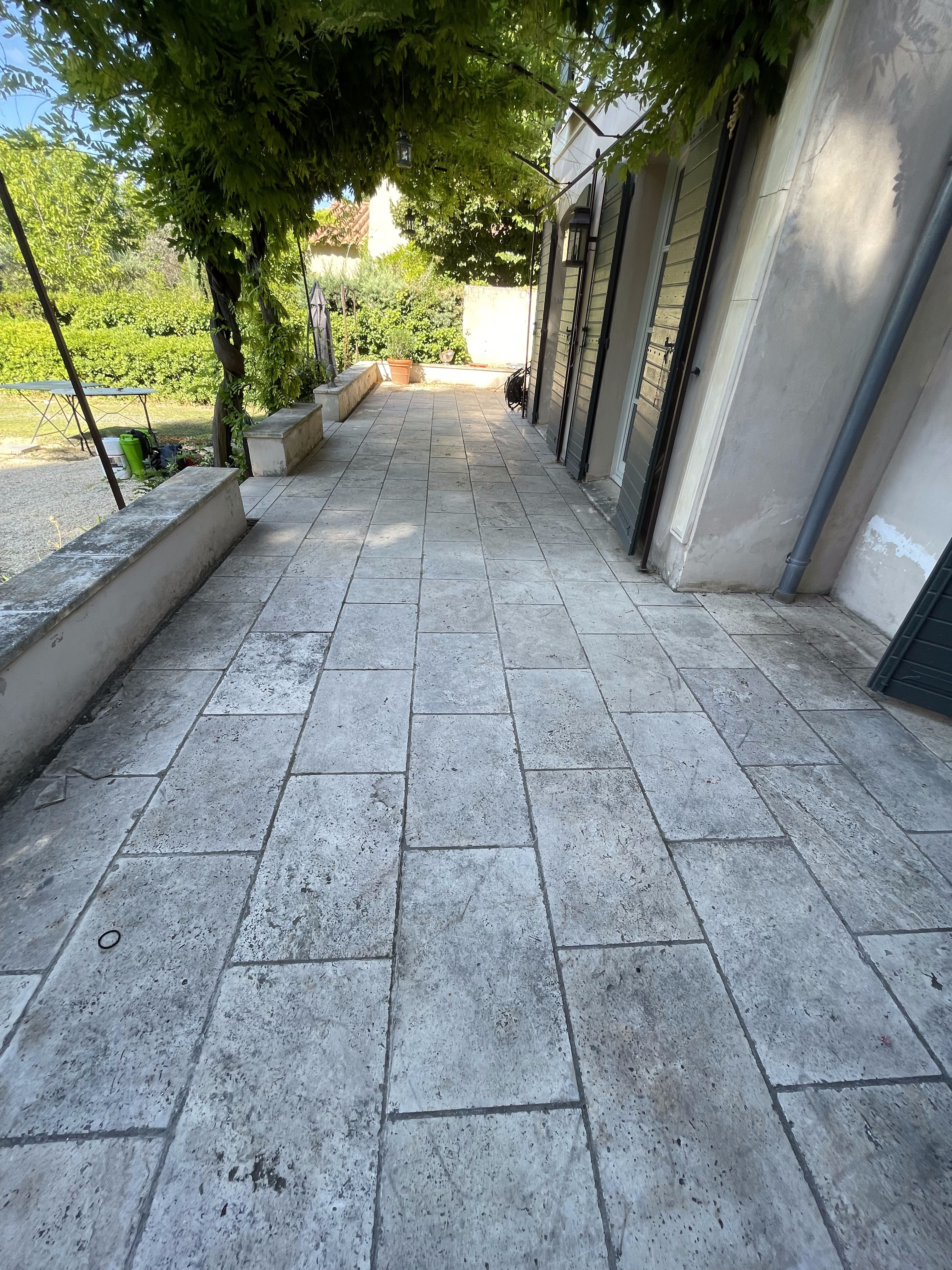 Nettoyage de terrasse à Marseille — avant