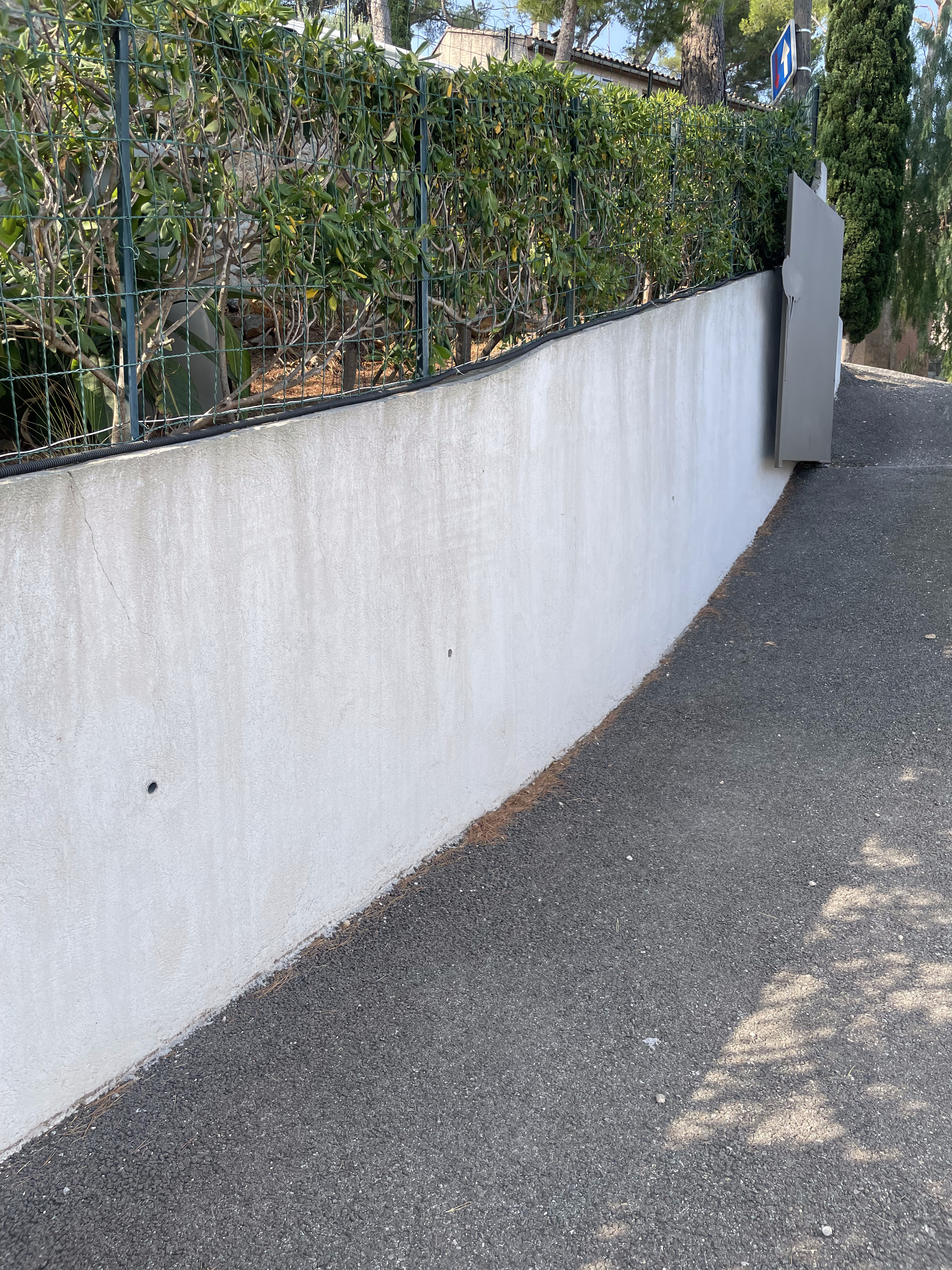 Nettoyage de mur d'entrée à Marseille — avant