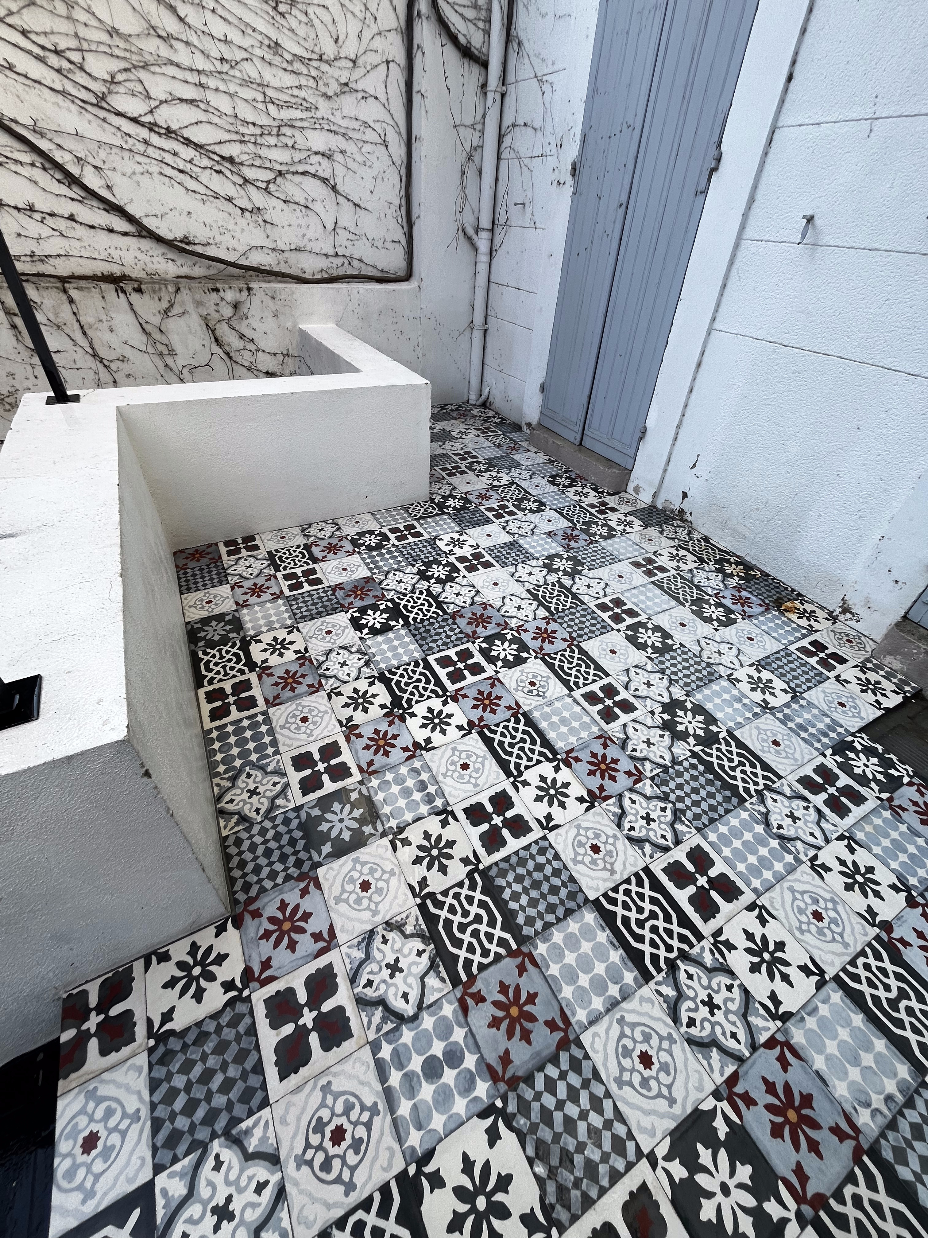 Nettoyage de tomettes anciennes à Marseille — après