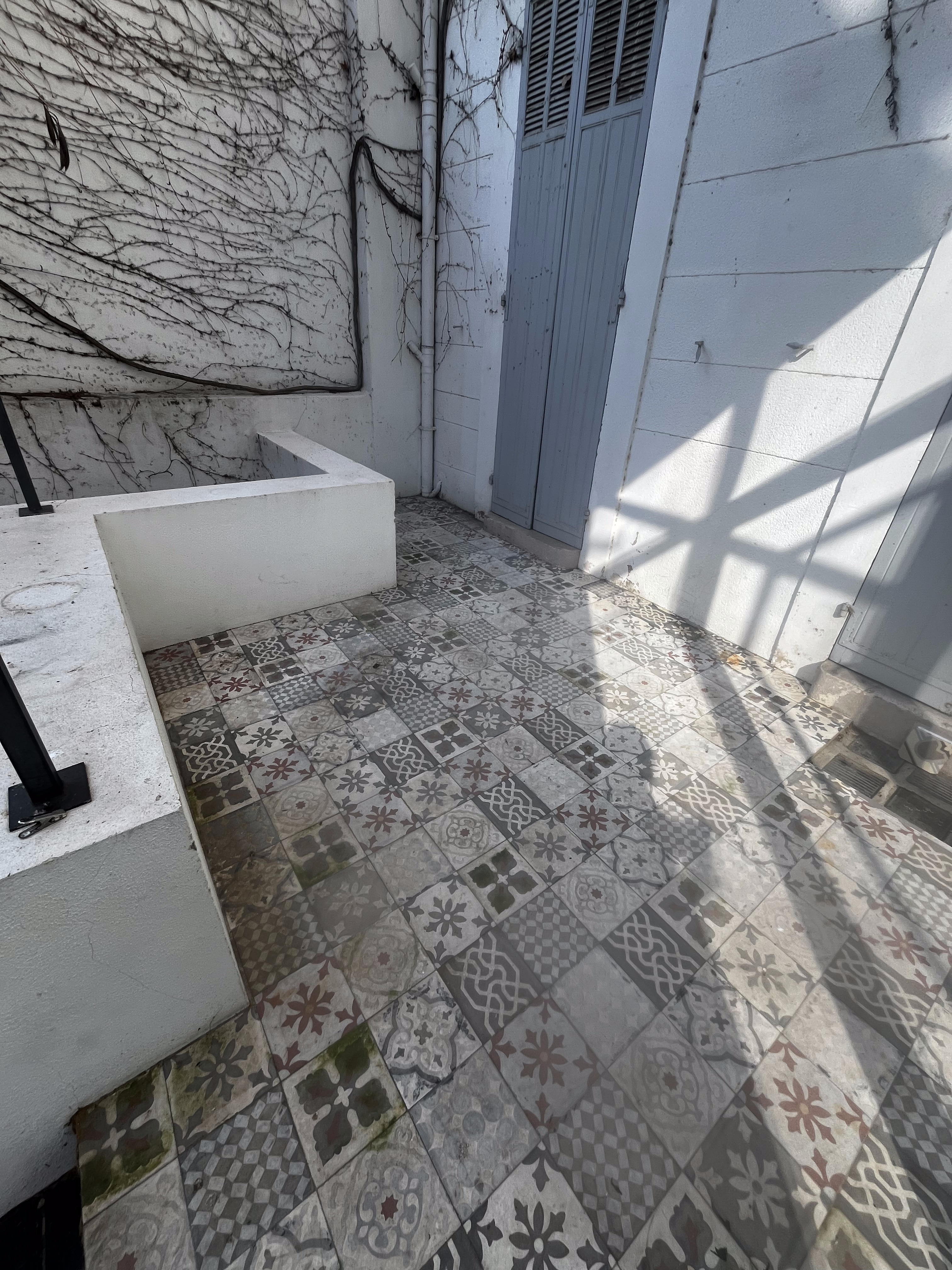 Nettoyage de tomettes anciennes à Marseille — avant