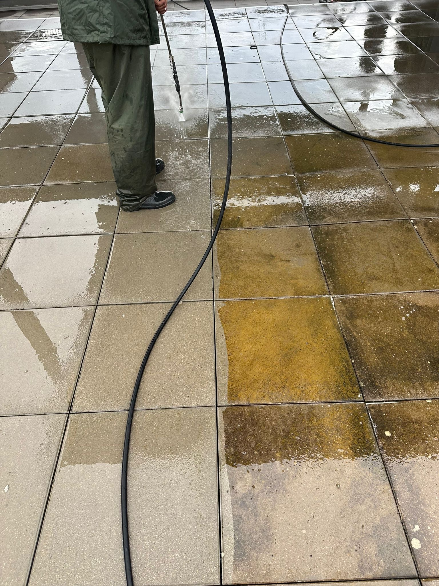 Terrasse à moitié nettoyée à Marseille — démonstration avant après