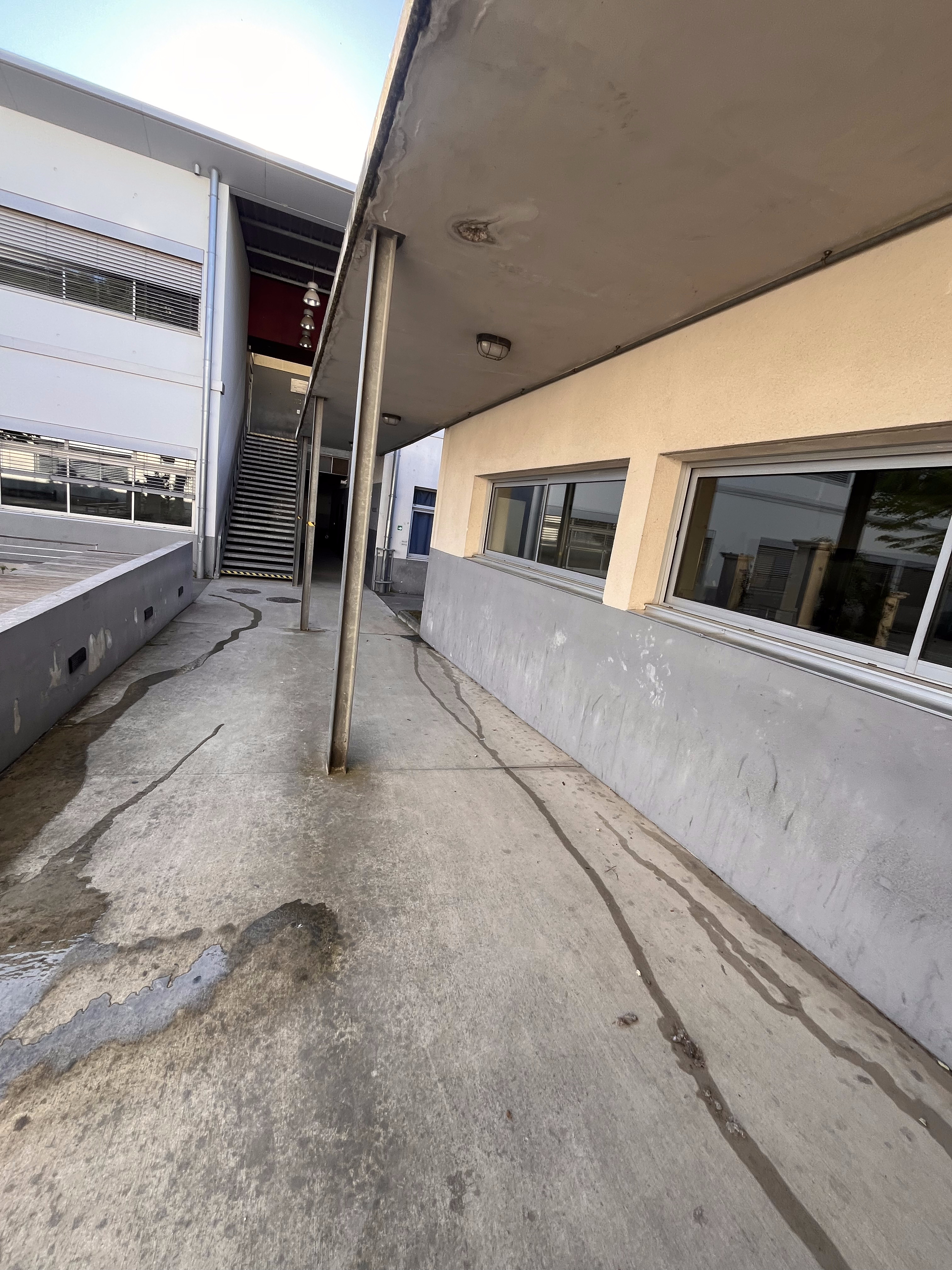 Nettoyage de passage et sol béton à Marseille — avant