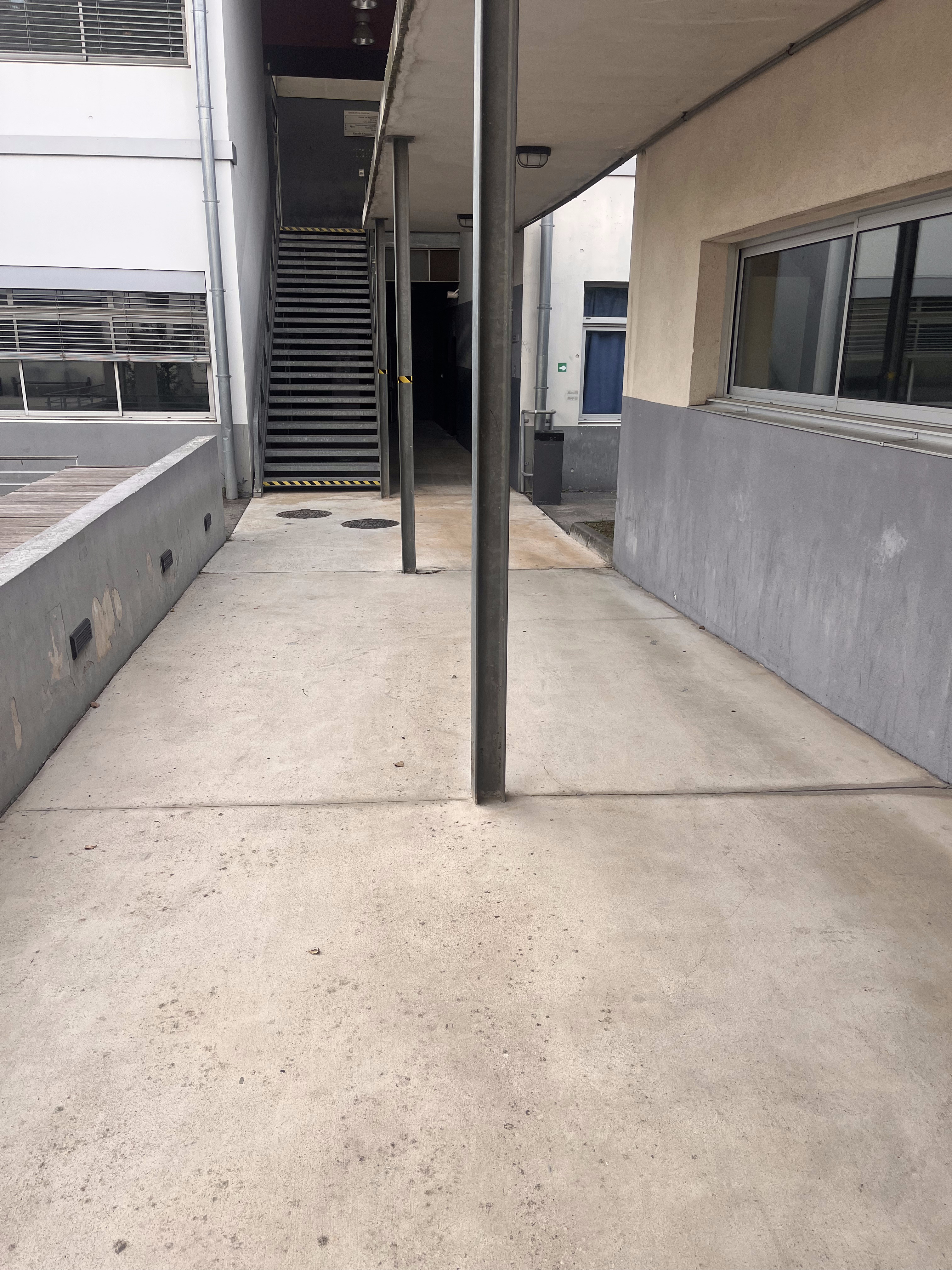 Nettoyage de passage et sol béton à Marseille — après