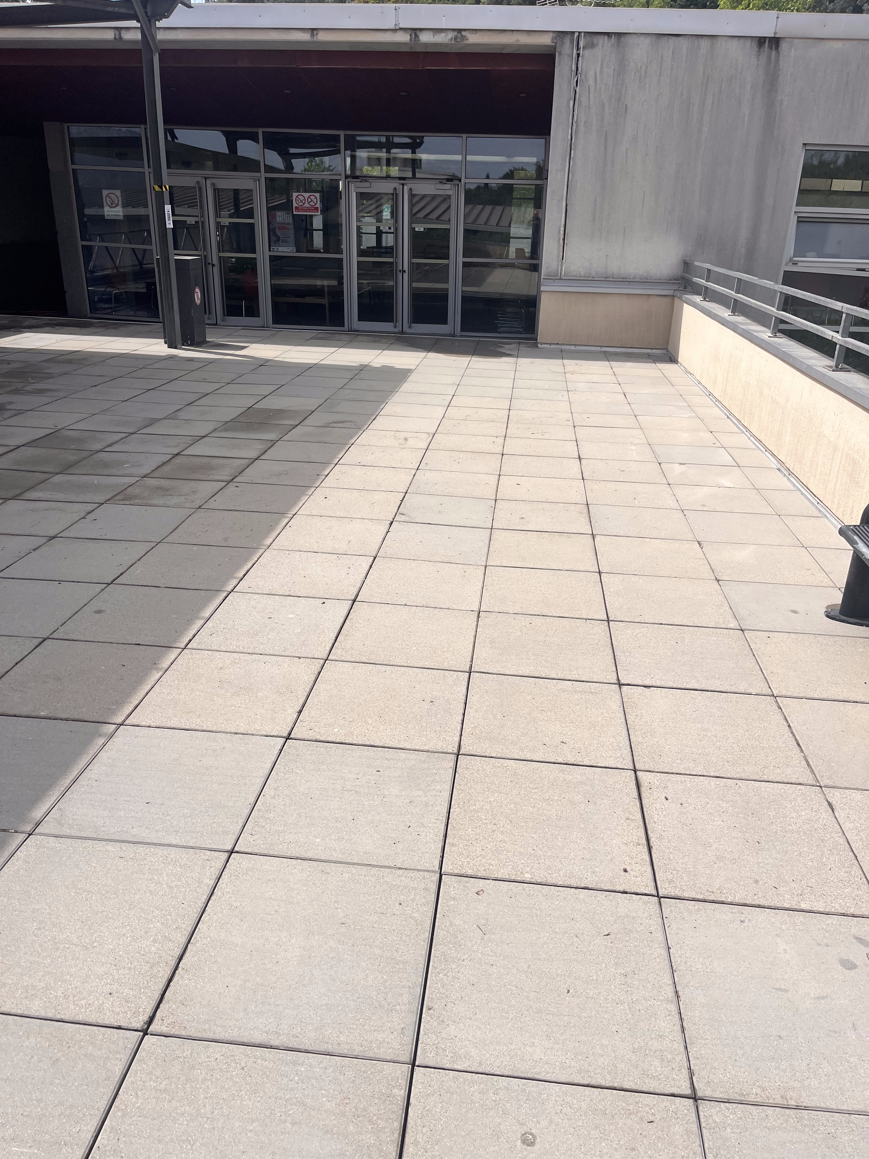Nettoyage de grande terrasse (établissement) à Marseille — après