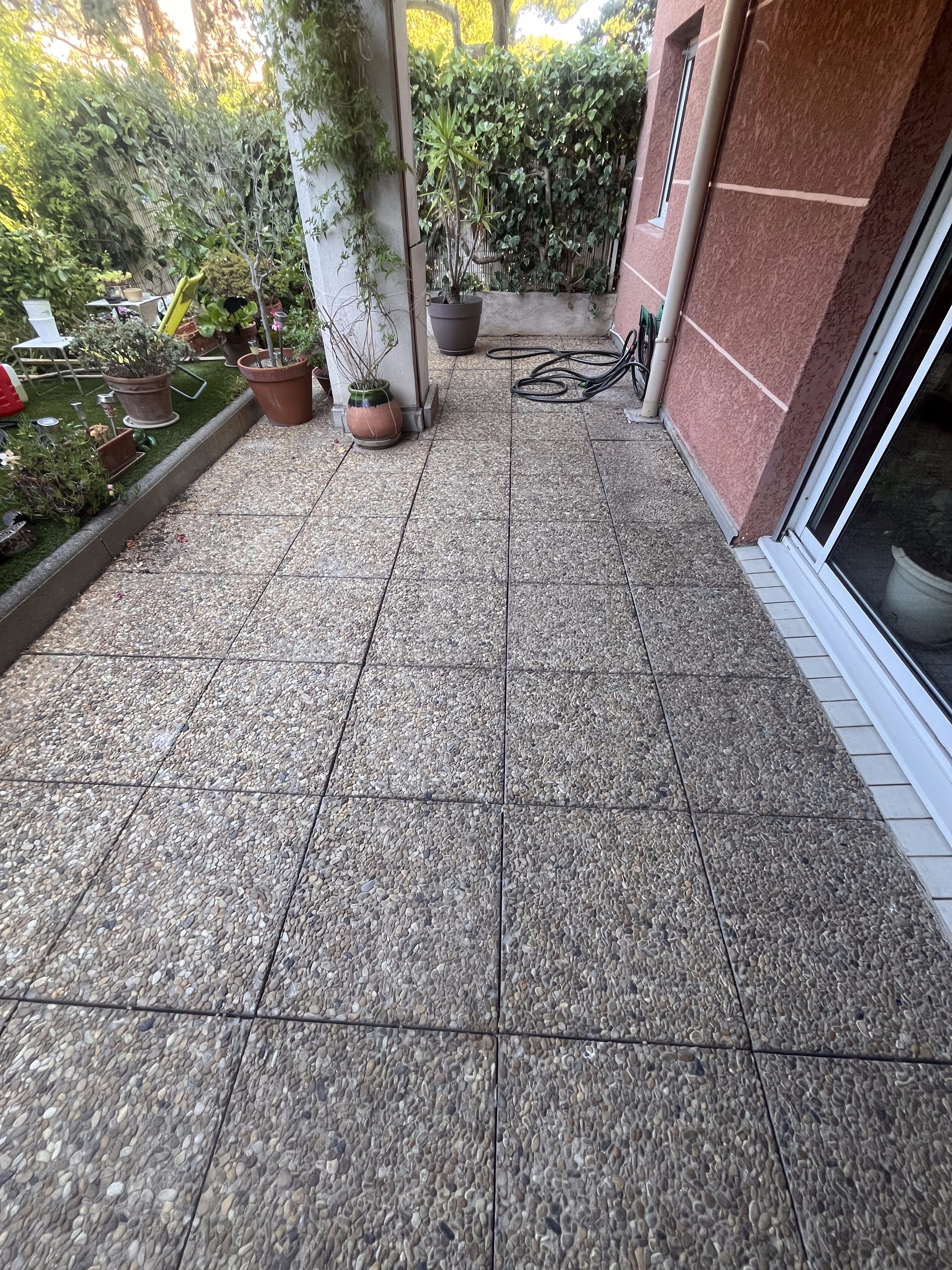 Nettoyage de terrasse en gravillon lavé à Marseille — avant