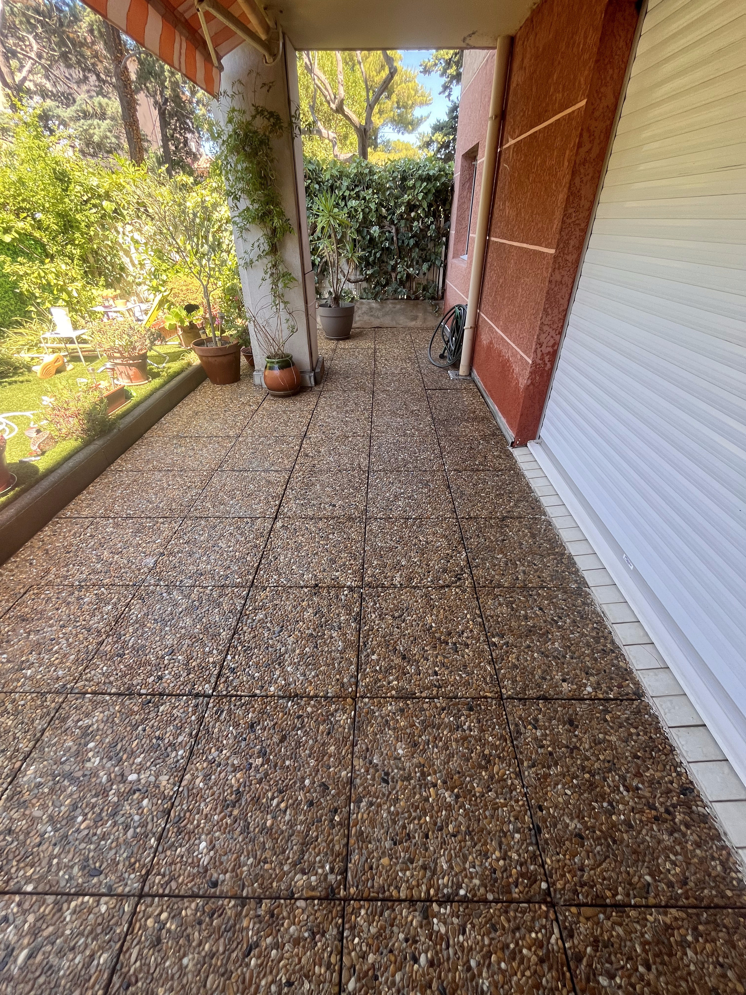 Nettoyage de terrasse en gravillon lavé à Marseille — après